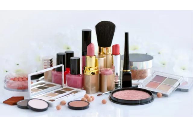 随着国货美妆的发展,不少化妆品厂家品牌意识提高,与现有热门ip合作引